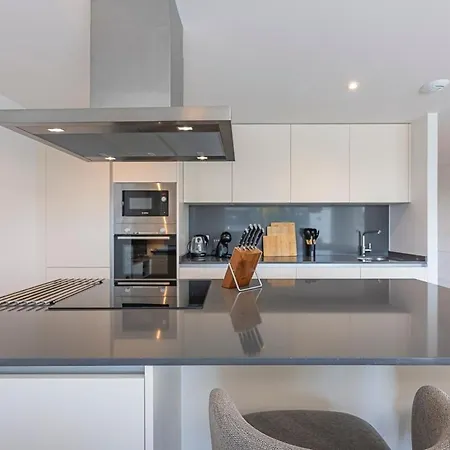 Magnificent 3-bedroom Apartment, Terrace, Sauna And Swimming Pools Lejlighed Estepona