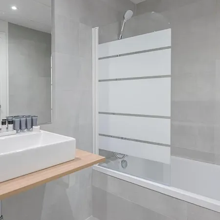 Magnificent 3-bedroom Apartment, Terrace, Sauna And Swimming Pools Lejlighed