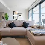 Διαμέρισμα Magnificent 3-bedroom Apartment, Terrace, Sauna And Swimming Pools *