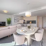 Διαμέρισμα Magnificent 3-bedroom Apartment, Terrace, Sauna And Swimming Pools Εστεπόνα