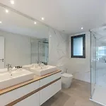 Magnificent 3-bedroom Apartment, Terrace, Sauna And Swimming Pools Εστεπόνα