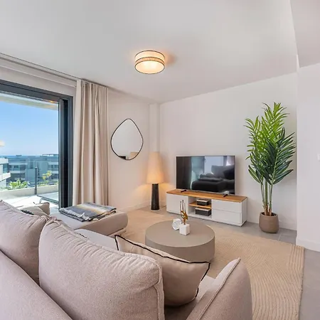 Daire Magnificent 3-bedroom Apartment, Terrace, Sauna And Swimming Pools Estepona
