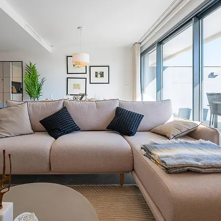 Daire Magnificent 3-bedroom Apartment, Terrace, Sauna And Swimming Pools *