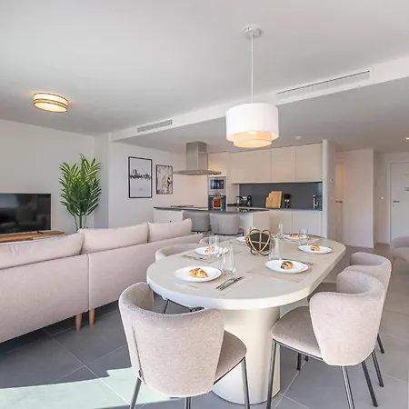 Daire Magnificent 3-bedroom Apartment, Terrace, Sauna And Swimming Pools Estepona