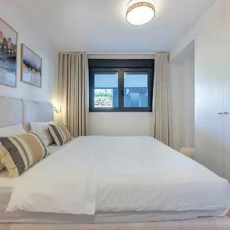 Apartamento Magnificent 3-bedroom Apartment, Terrace, Sauna And Swimming Pools Estepona